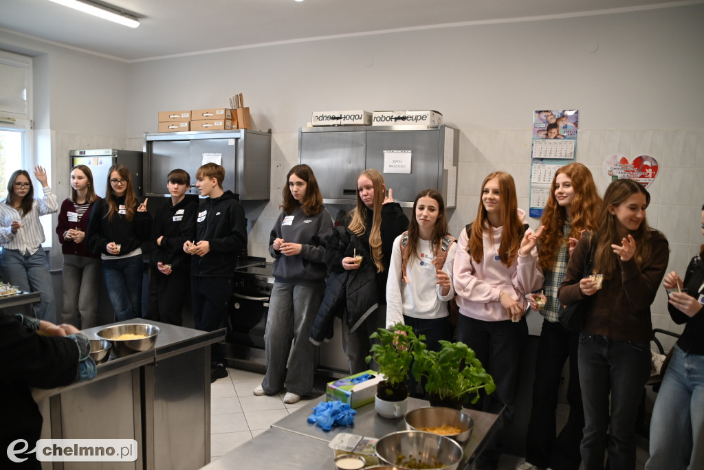 Tłumy uczniów na \