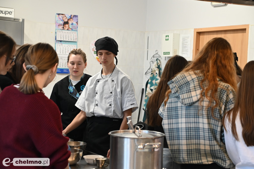 Tłumy uczniów na \