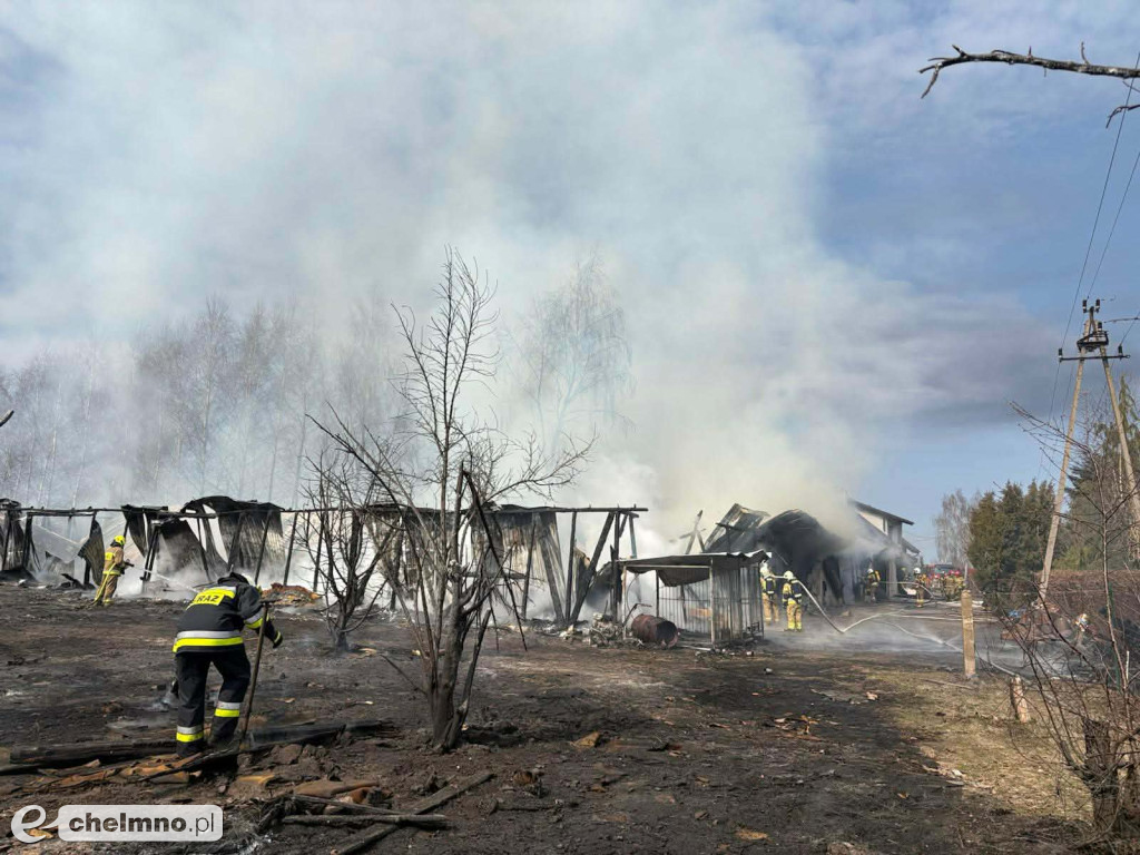 Kłęby dymu widoczne z daleka - groźny pożar w Chełmnie