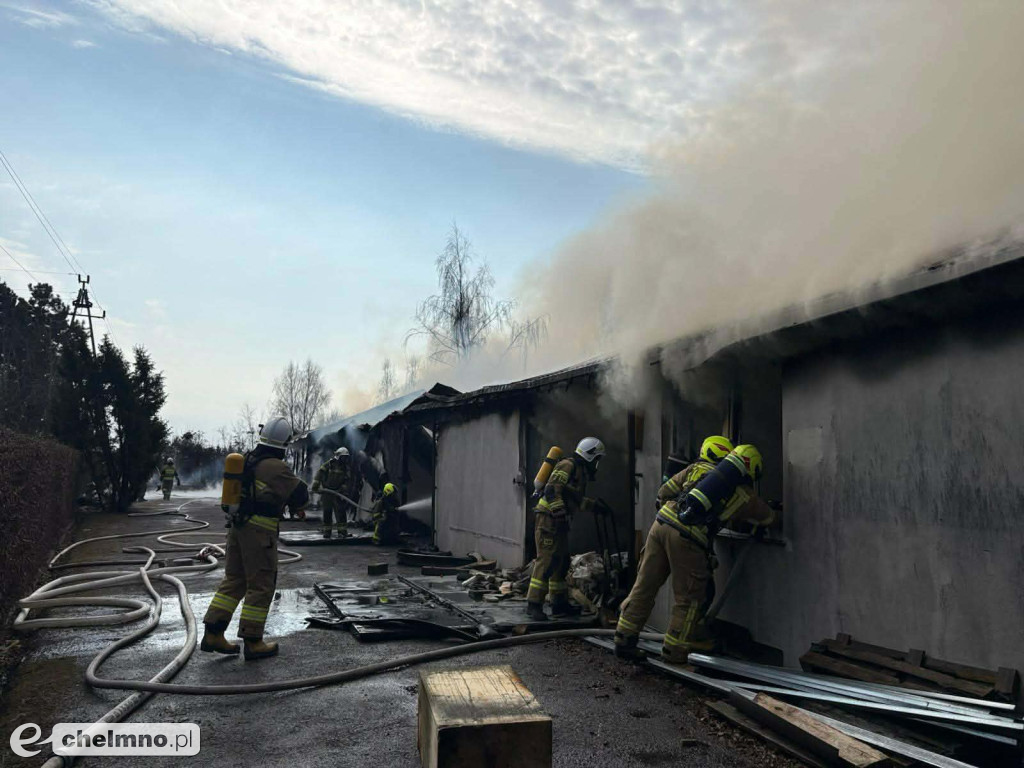 Kłęby dymu widoczne z daleka - groźny pożar w Chełmnie