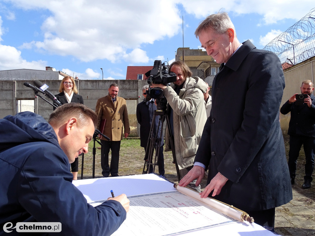 Starosta przekazał klucze do aresztu śledczego