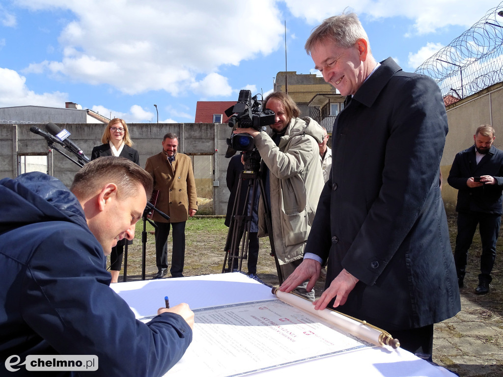 Starosta przekazał klucze do aresztu śledczego