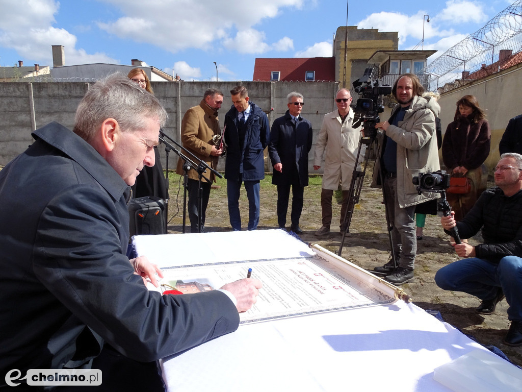 Starosta przekazał klucze do aresztu śledczego