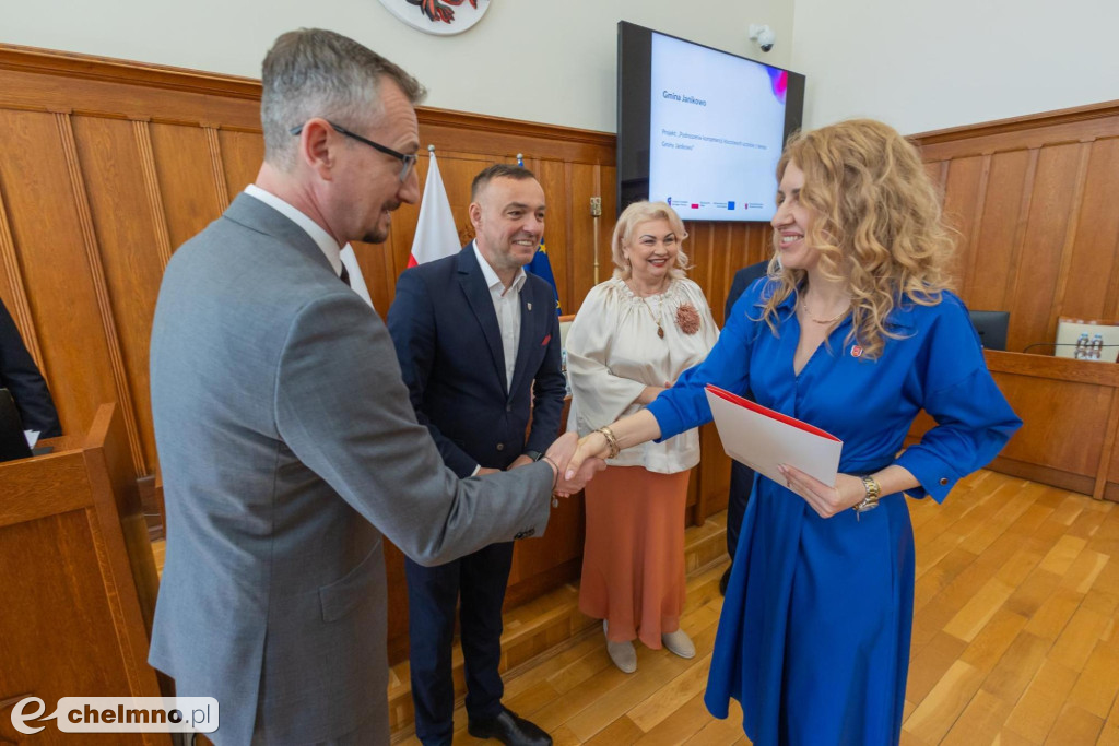 Umowy FEdKP: edukacja, bezpieczeństwo, inwestycje dla kultury