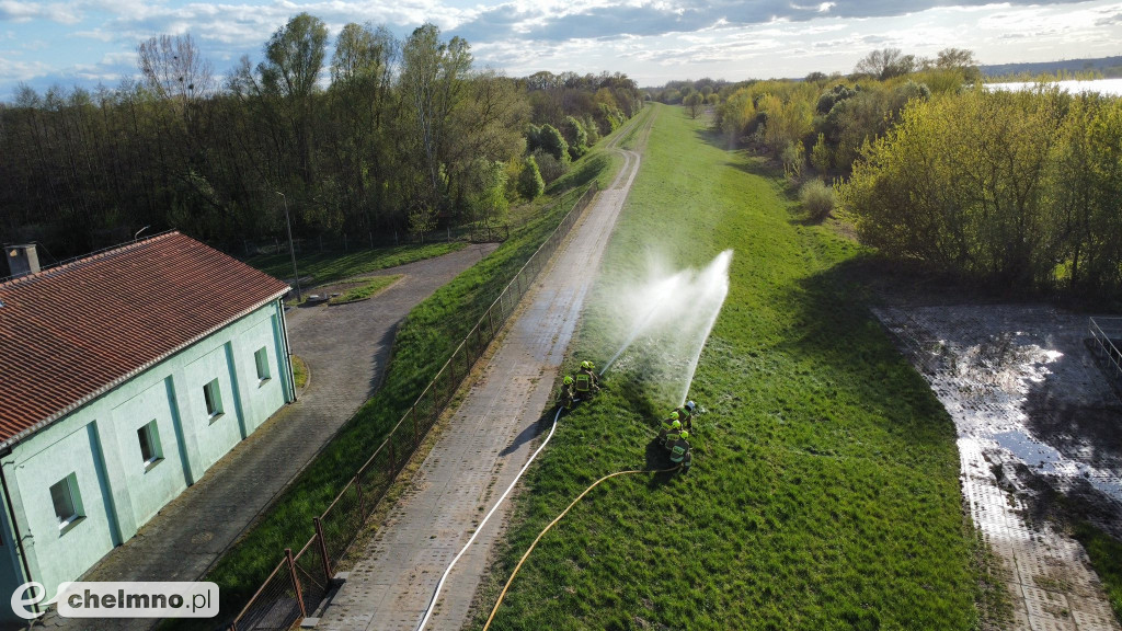 Strażackie ćwiczenia doskonalące współpracę