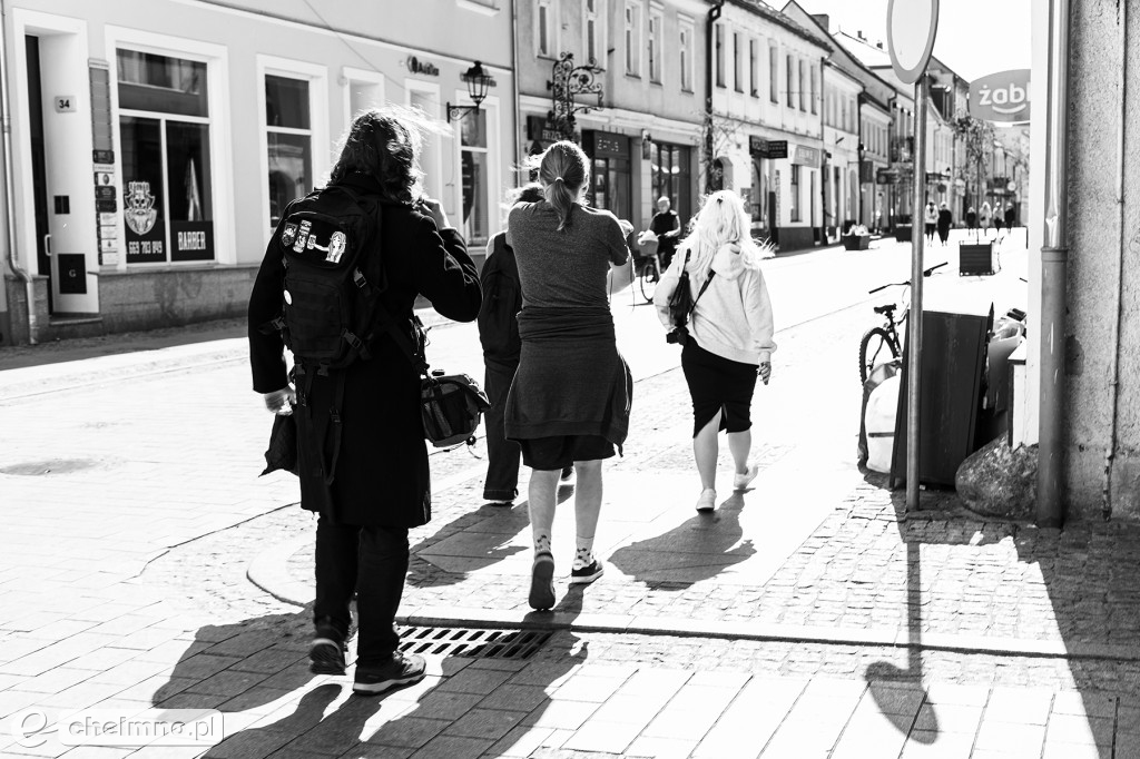 Uczestnicy koła fotograficznego w plenerze