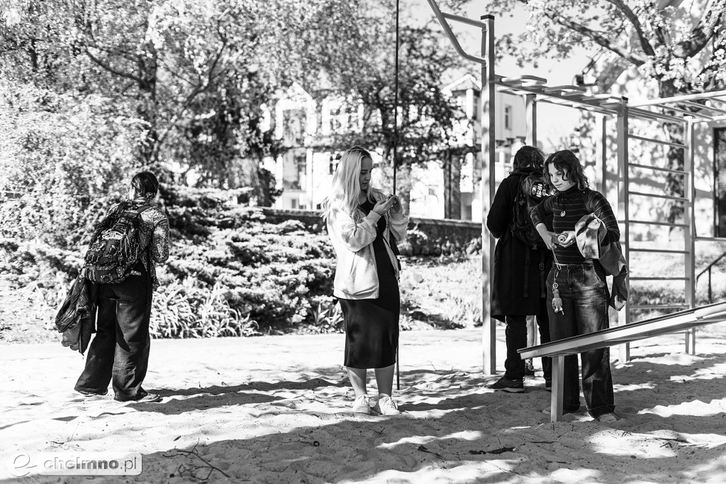 Uczestnicy koła fotograficznego w plenerze