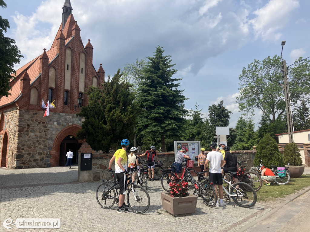 Spacerek na rowerze w towarzystwie Łatwoganga