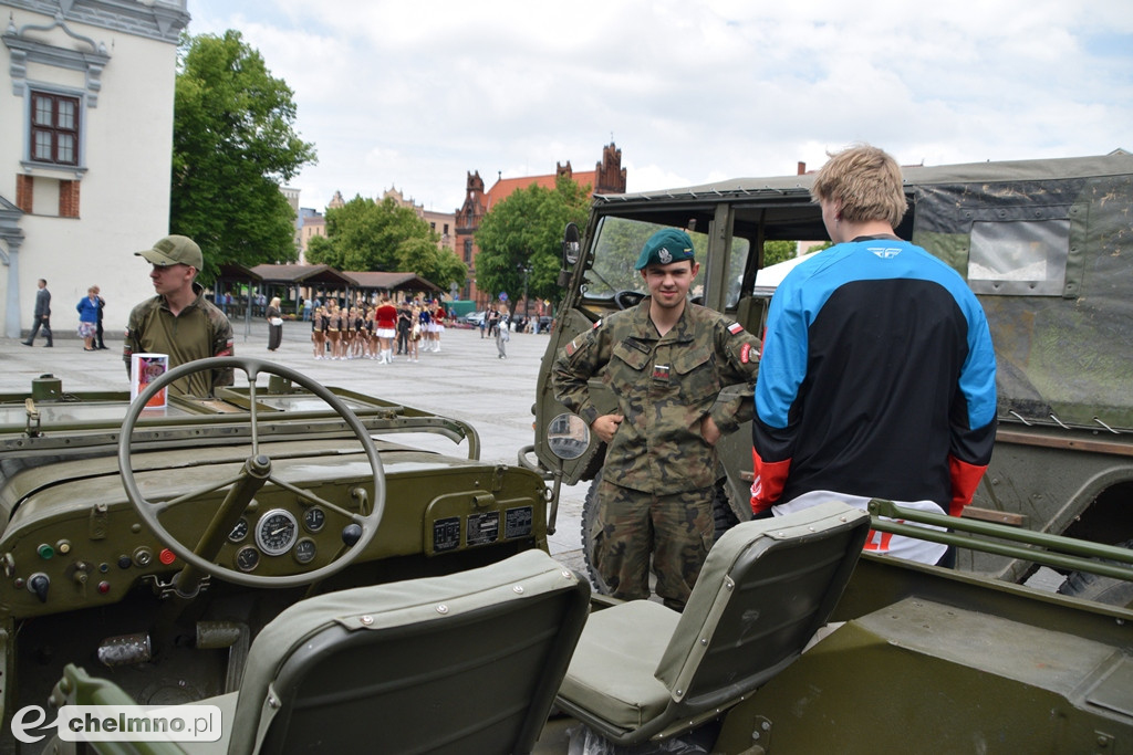 Parada, terenowe przejazdy i historia. Militarne święto w Chełmnie