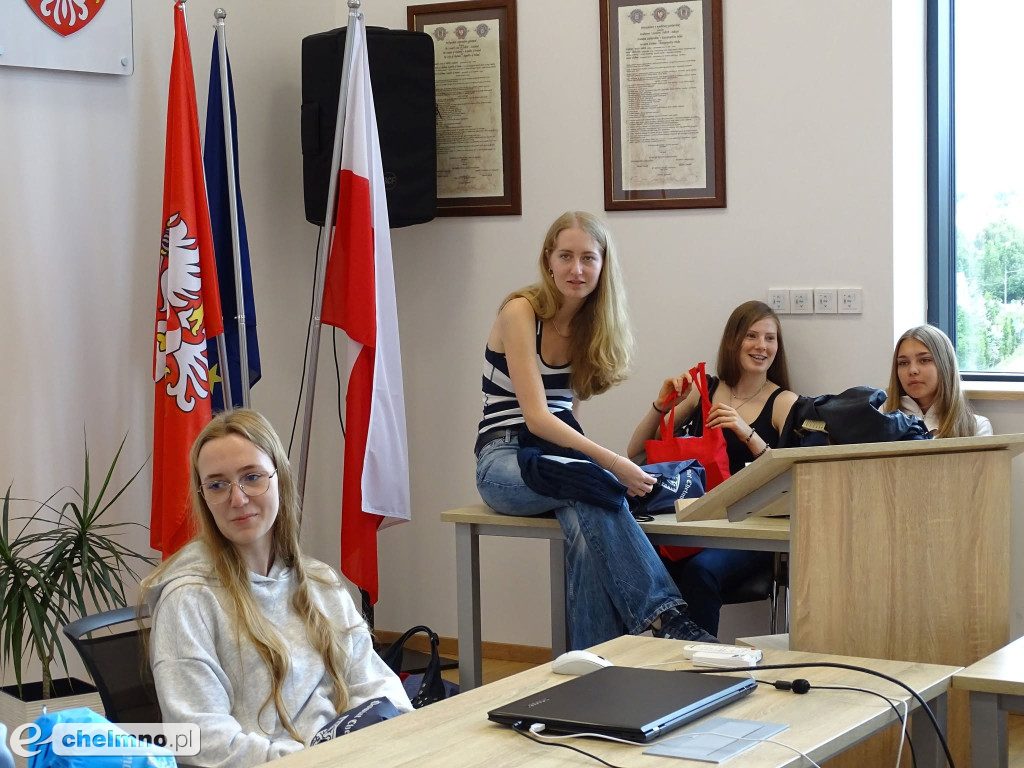 Młodzi ludzie pokonują granice i nawiązują przyjaźnie
