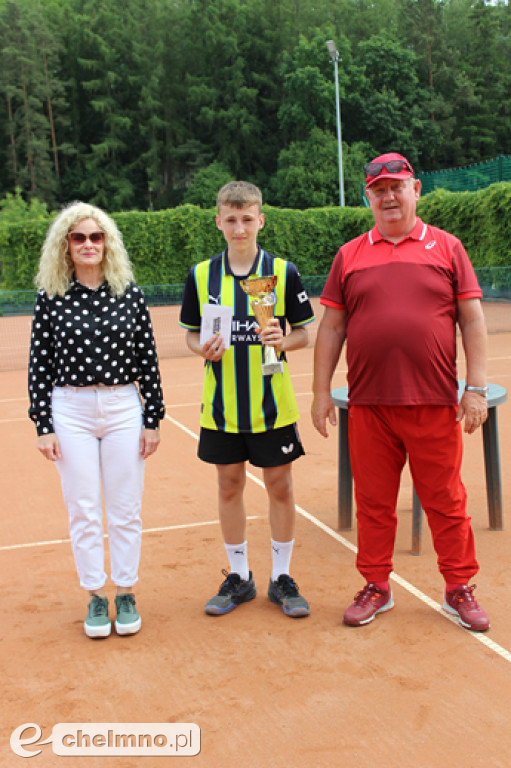 Julia Gmińska i Patryk Wójcik z pucharami Burmistrza