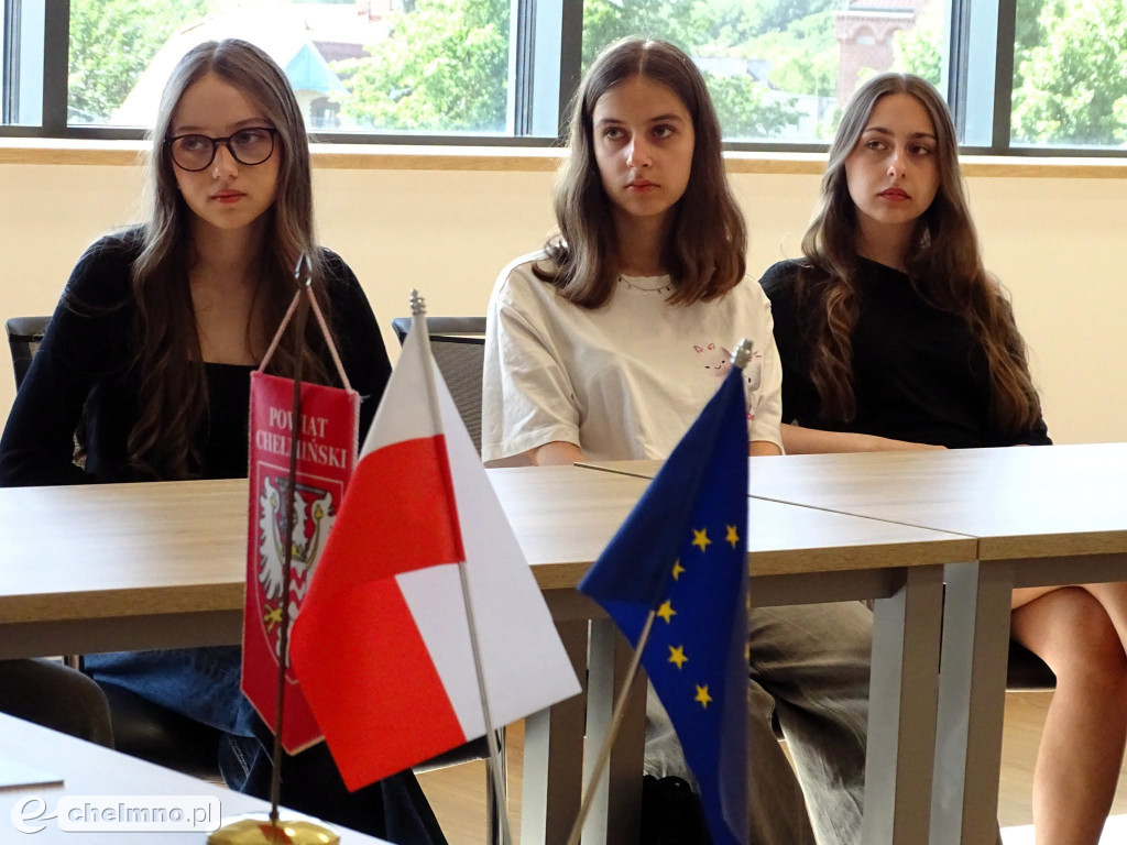 Dwie klasy z chełmińskiego LO na lekcji w Starostwie