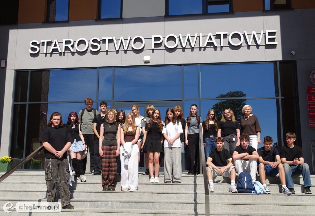 Dwie klasy z chełmińskiego LO na lekcji w Starostwie