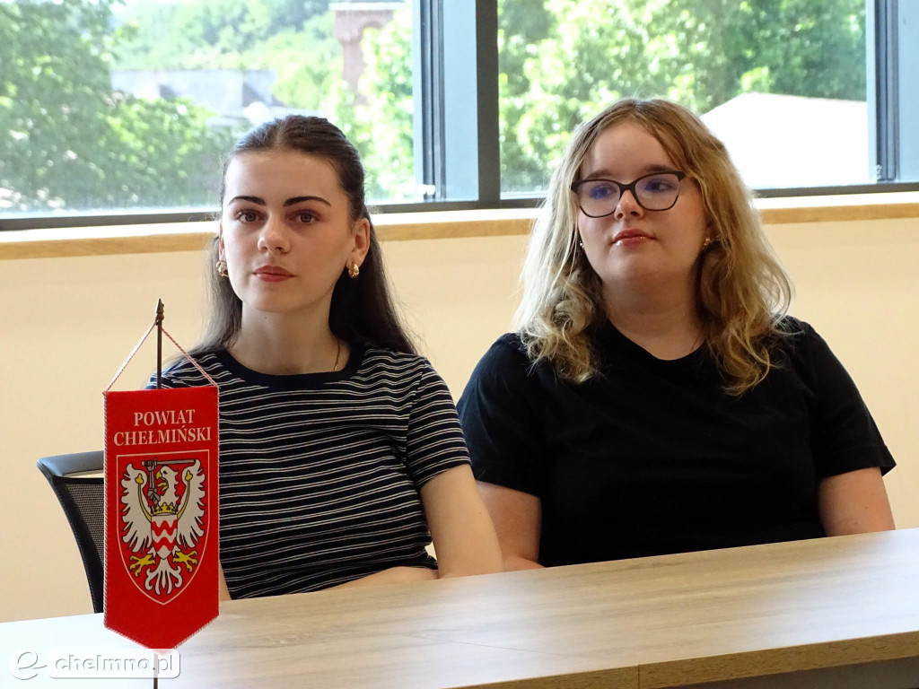 Dwie klasy z chełmińskiego LO na lekcji w Starostwie