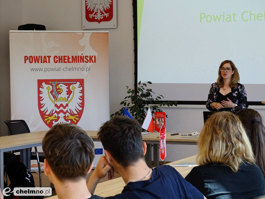Dwie klasy z chełmińskiego LO na lekcji w Starostwie