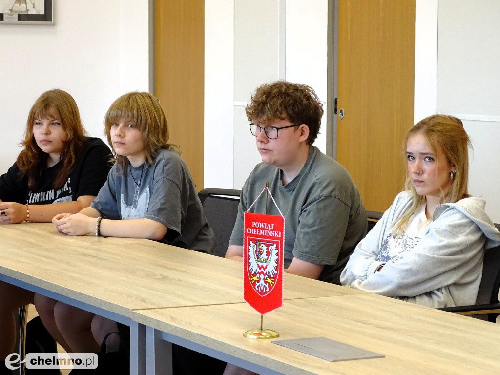 Dwie klasy z chełmińskiego LO na lekcji w Starostwie