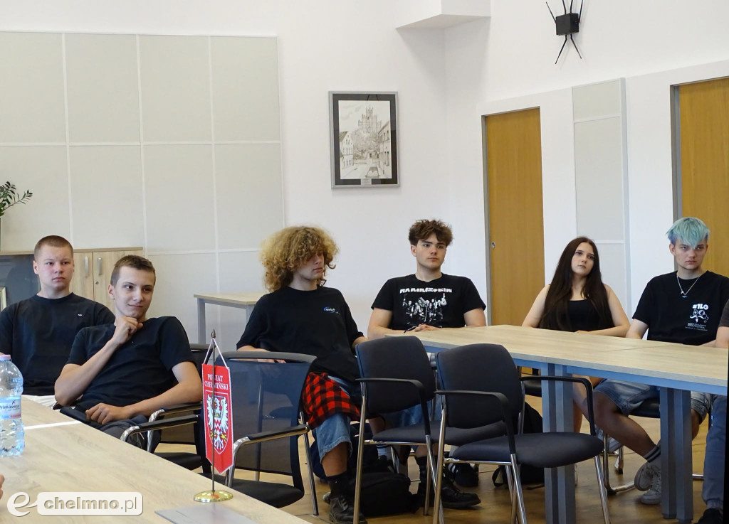 Dwie klasy z chełmińskiego LO na lekcji w Starostwie
