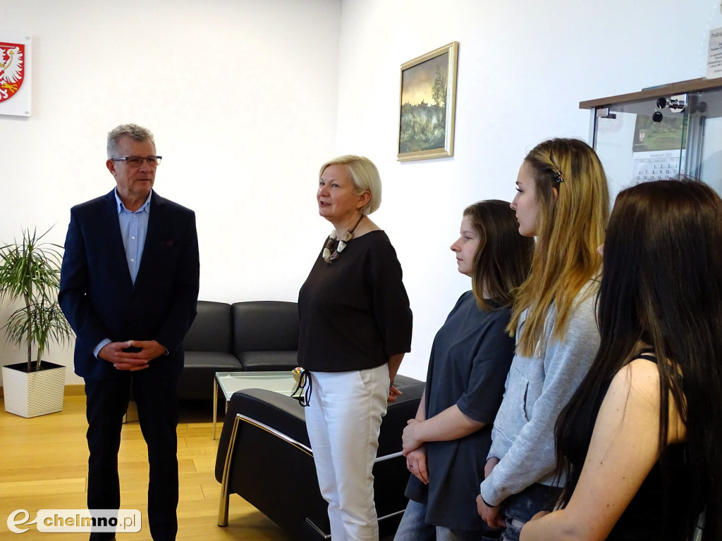 Dwie klasy z chełmińskiego LO na lekcji w Starostwie