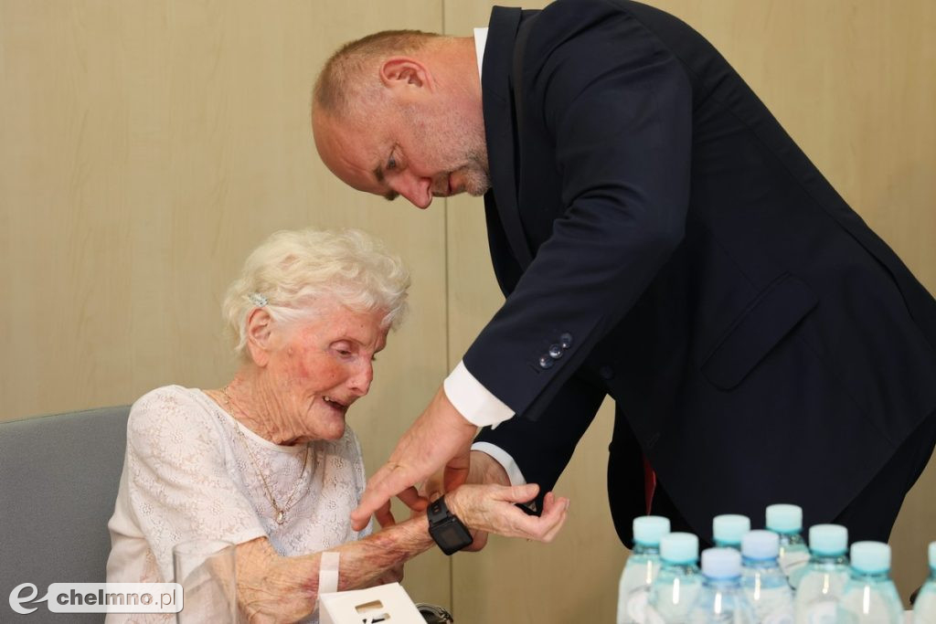 Bransoletki życia dla stuletnich mieszkańców regionu
