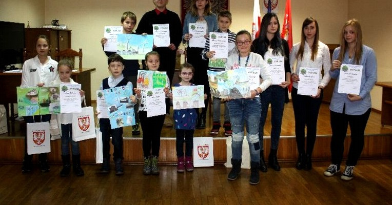 Laureaci konkursu plastycznego nagrodzeni w Starostwie Powiatowym