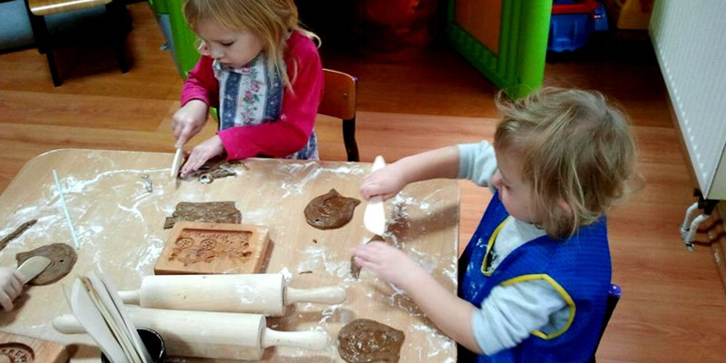 Przedszkolaki z "Brzdąca" pieką świąteczne pierniki