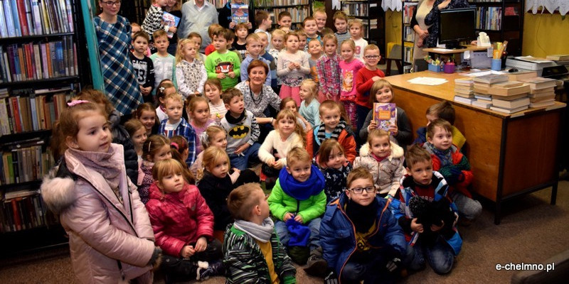 Podsumowanie konkursu "Bożonarodzeniowy stroik na drzwi" w Miejskiej Bibliotece Pu