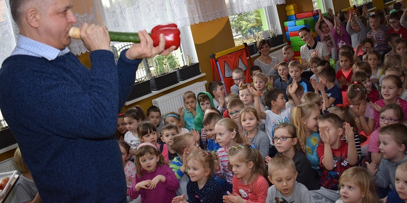 Przedstawienie "Owocowe nutki" w Niepublicznym Przedszkolu Brzdąc