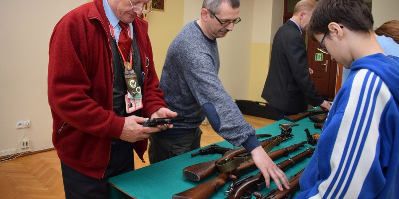 Pokaz krótkiej i długiej broni czarnoprochowej w KLGiSP Księży Pallotynów