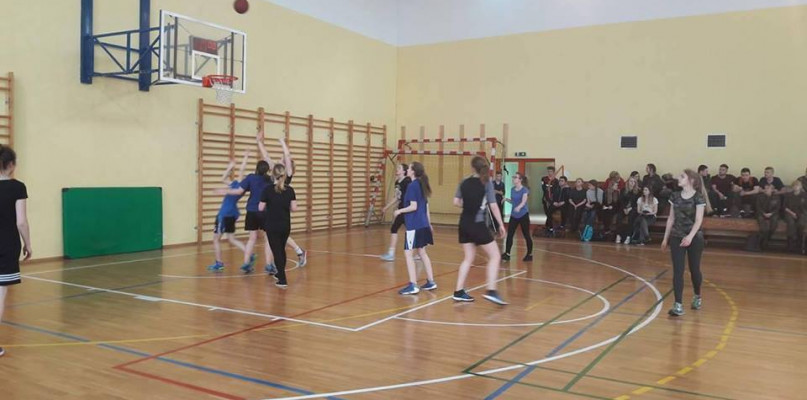 Towarzyski mecz Technikum Mundurowego z Liceum Ogólnokształcącym