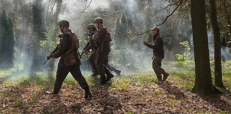 Ćwiczenia z bronią uczniów Technikum Mundurowego w Chełmnie