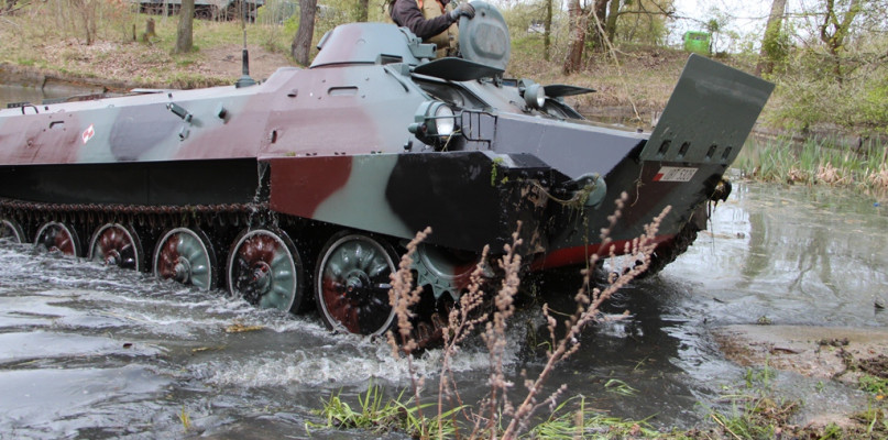 Pływanie pojazdami gąsienicowymi - zajęcia w 3 Batalionie Drogowo-Mostowym