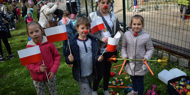 Zabawy w Dniu Flagi pod hasłem: "Ratuj się kto może"