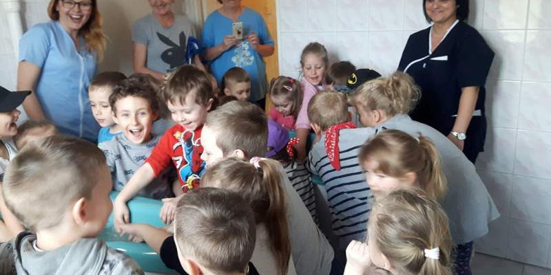 Przedszkolaki z wizytą w szpitalu na oddziale fizjoterapii