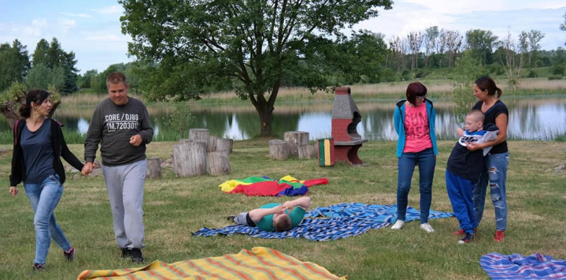 Sielski piknik nad jeziorem Starogrodzkim dzieci specjalnej troski