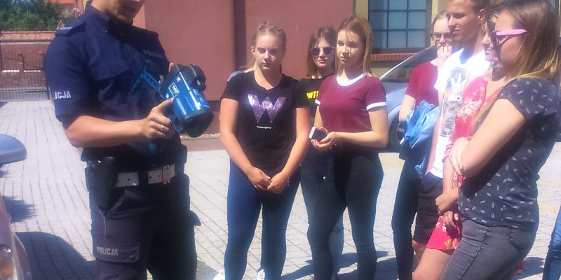 Spotkanie funkcjonariuszy ogniwa ruchu drogowego z uczniami Zespołu Szkół nr 2 w C