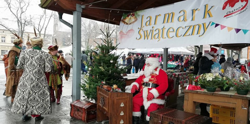 Śnieżna pogoda i miła atmosfera na Jarmarku Świątecznym.