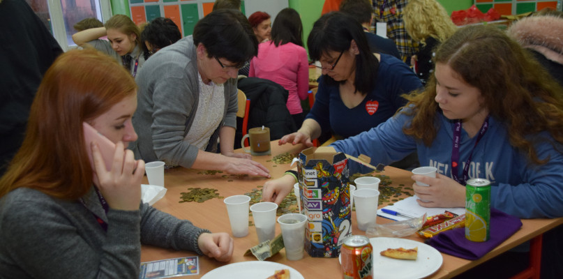 Sztab "Orkiestrowy" liczy skrupulatnie zebrane pieniądze.