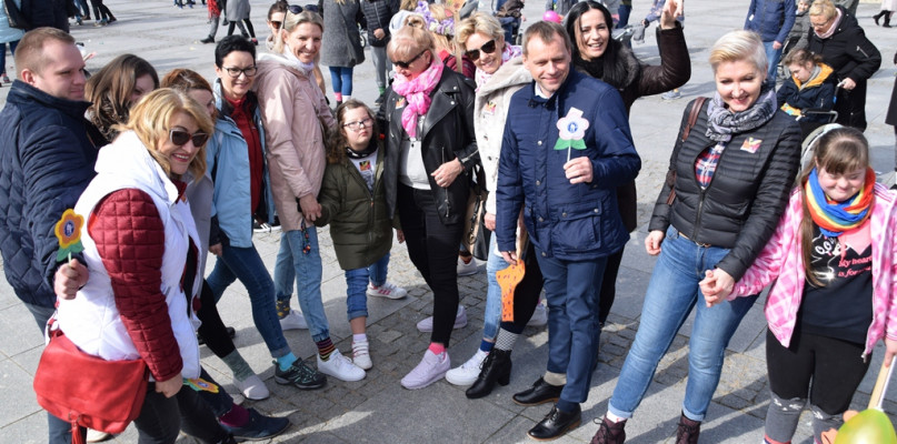 Kolorowy, wiosenny happening z okazji Światowego Dnia Osób z Zespołem Downa