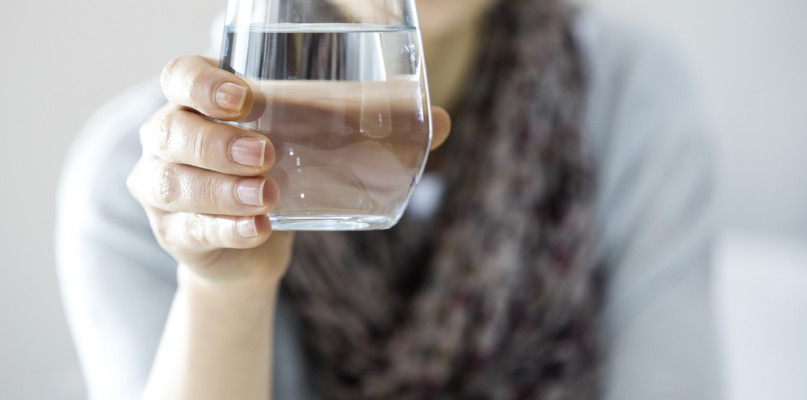 Czy woda z solą na gardło to dobry sposób?