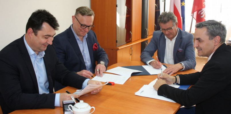 Podpisanie umowy na przebudowę drogi powiatowej Starogród - Kijewo Królewskie