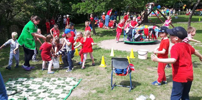 Tęczowy Zakątek świętował w przystrojonym ogrodzie