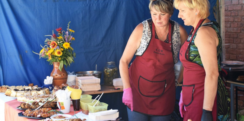 Pyszne ciasta, swojskie wyroby: warto zajrzeć na plac przed ZS nr 1