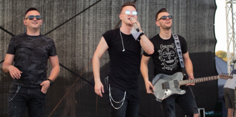 Świetny program artystyczny i gwiazda wieczoru: zespół PLAYBOYS na Dożynkach Powia