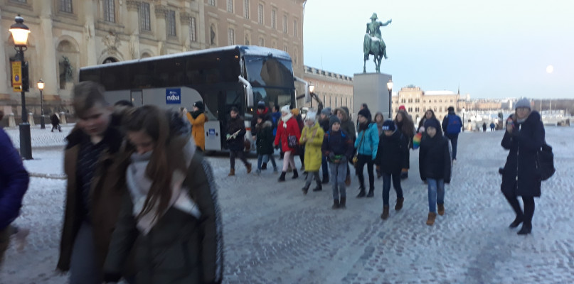 Uczniowie z Chełmna w Sztokholmie  w dniu wręczania noblowskiego medalu Oldze Toka