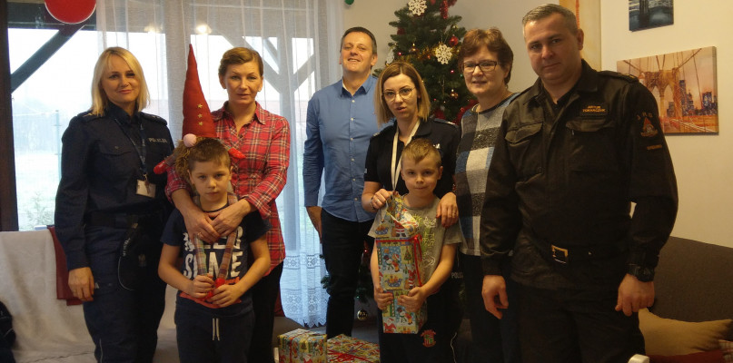 Strażacy i Policjanci wręczyli paczki dla dzieci z chełmińskich Placówek