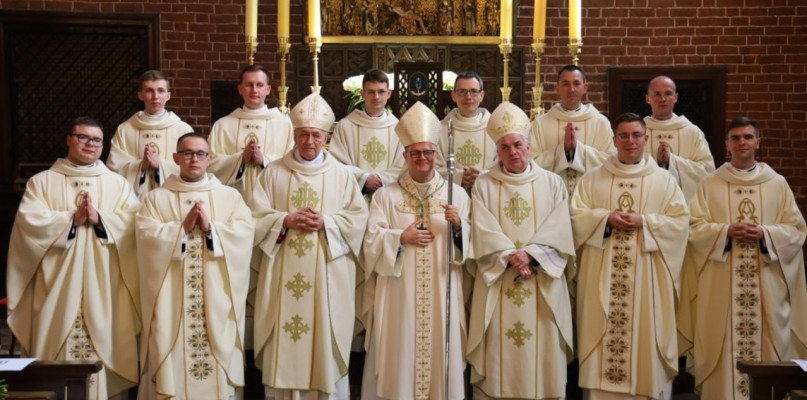 Diecezja toruńska ma ośmiu nowych kapłanów. Jeden ksiądz trafi do parafii WNMP-Far