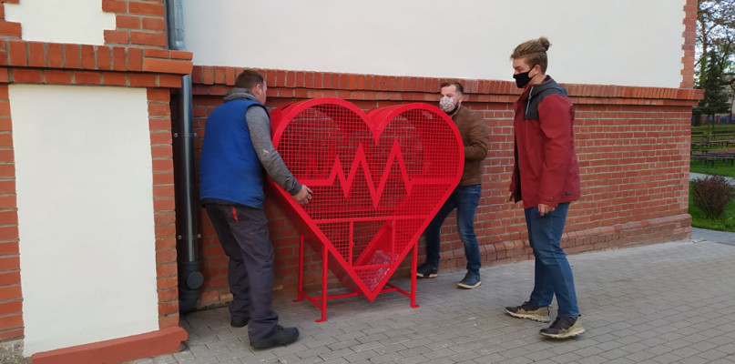 Unisław z sercem na nakrętki