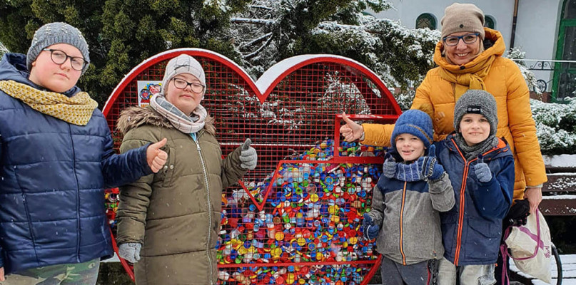 Serce przed Urzędem Miasta zapełnia się nakrętkami