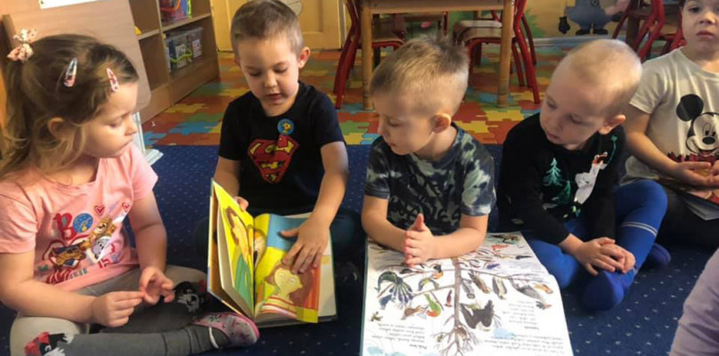 Motylki z Przedszkola Calineczka udały się do krainy ulubionych baśni, bajek i leg