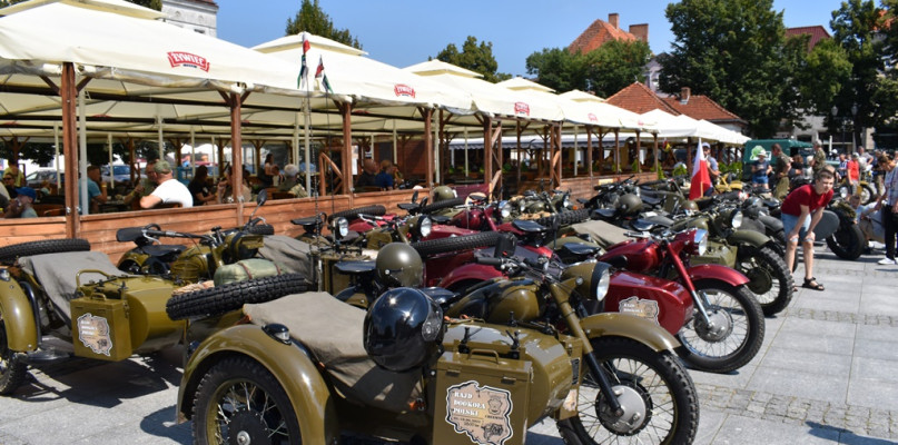 Szaleństwo motoryzacyjne na chełmińskim Rynku.  IX Zlot 4x4 Szlakiem Twierdzy Cheł